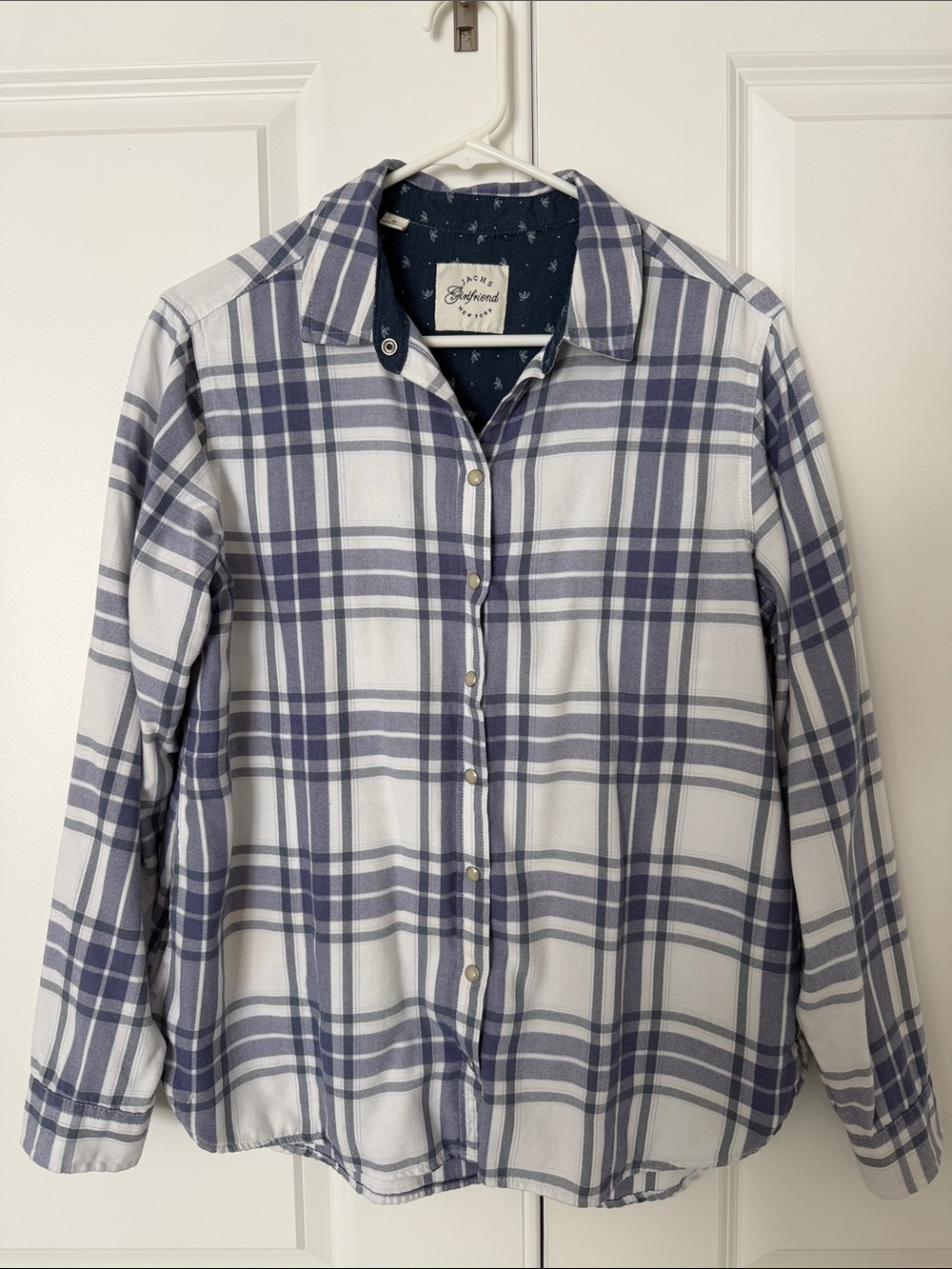 JACHS Girlfriend White and Blue Plaid Button-Down Shirt with Navy Inner Collar